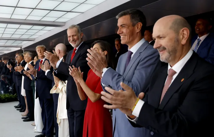Donald Trump, mellette a FIFA-elnök, a spanyol királyi pár és Pedro Sánchez spanyol miniszterelnök a lelátón – Fotó: Eva Marie Uzcategui / FIFA / Getty Images