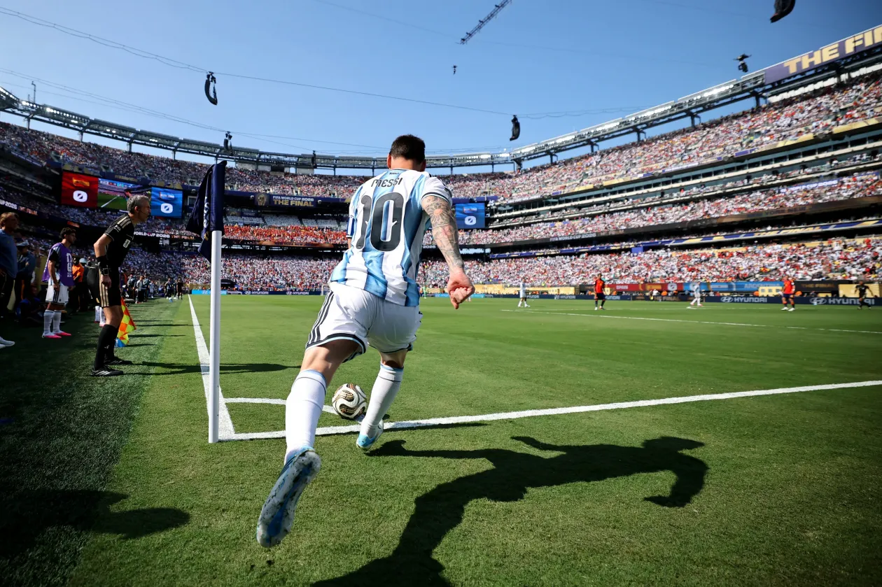Fotó: Hector Vivas / FIFA / Getty Images és Hannah Mckay / Reuters