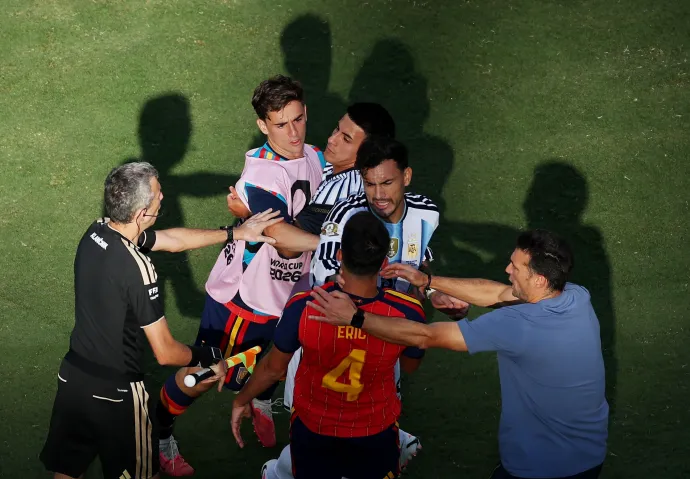 Leandro Paredes verekedése a lefújás után – Fotók: Al Bello / Getty Images és Amanda Perobelli / Reuters