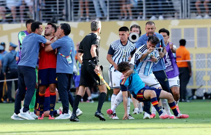 Leandro Paredes verekedése a lefújás után – Fotók: Al Bello / Getty Images és Amanda Perobelli / Reuters