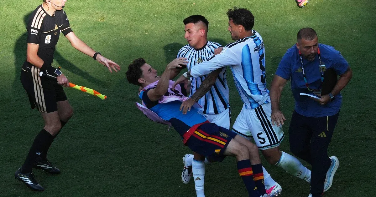Paredes agya elborult a vb-döntő után, egy spanyolt torkon ragadott, egy másikat dzsúdódobással vágott földhöz