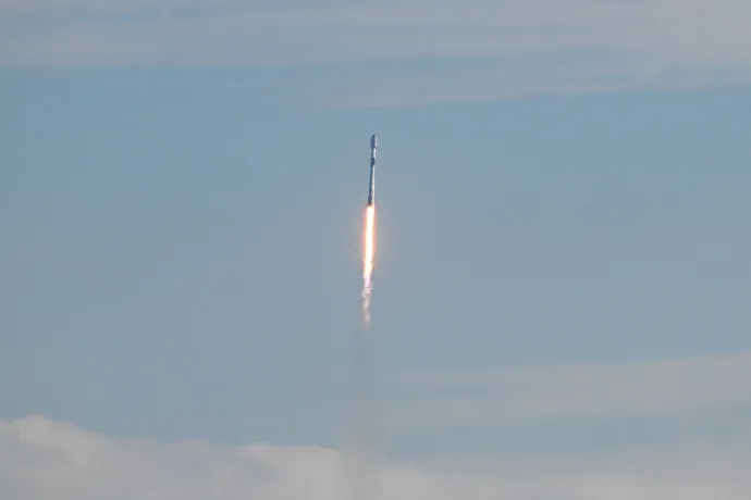 A Holdba csapódhat egy SpaceX Falcon–9 hordozórakéta levált felső része