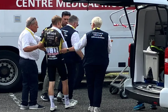 Háborognak a Tour de France sztárjai, hogy az éjszaka közepén verték fel őket a doppingellenőrök
