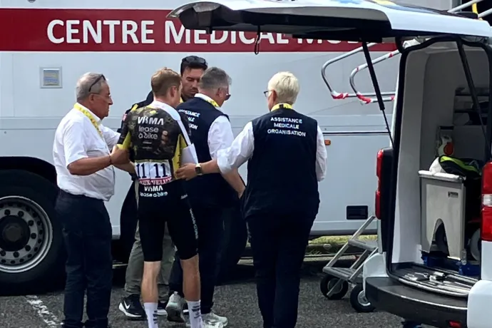 Háborognak a Tour de France sztárjai, hogy az éjszaka közepén verték fel őket a doppingellenőrök