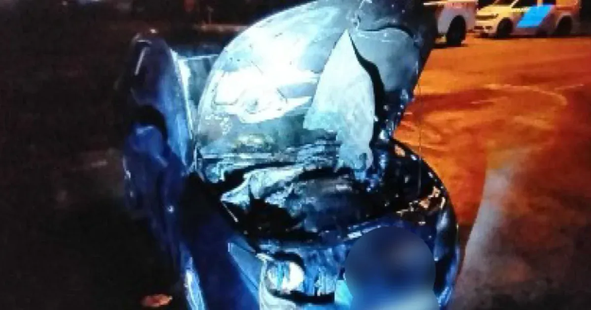 A gödöllői rendőrkapitányság előtt gyújtotta fel egy férfi egy rendőr autóját