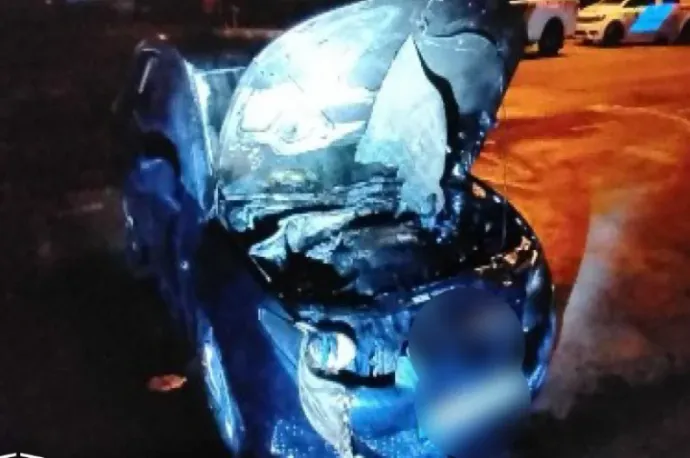 A gödöllői rendőrkapitányság előtt gyújtotta fel egy férfi egy rendőr autóját
