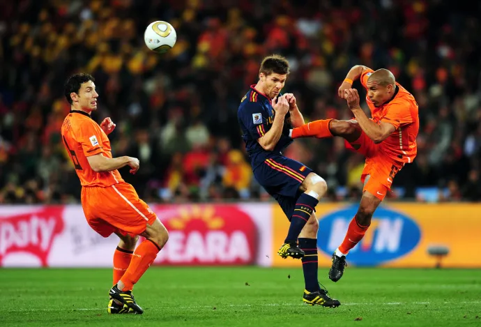 A holland Nigel de Jong szabálytalansága a spanyol Xabi Alonso ellen a 2010-es, dél-afrikai vb-döntőben – Fotó: Mike Hewitt / FIFA / Getty Images