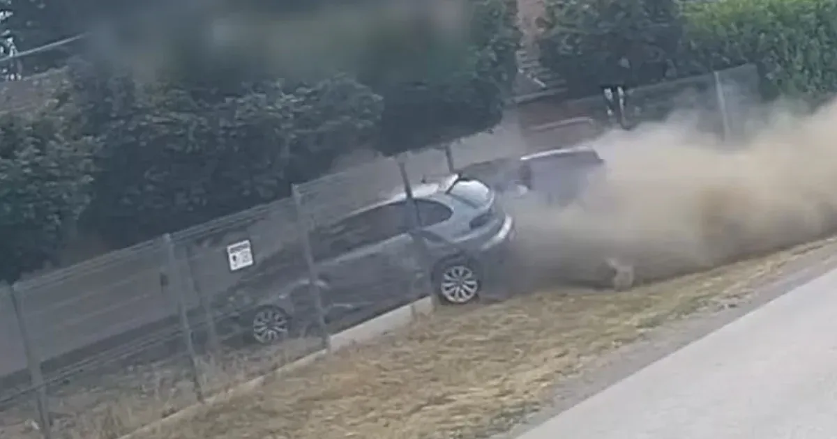 Leszorította az útról az ismerősei autóját, majd többször feléjük lőtt egy férfi, az egészet rögzítette egy kamera