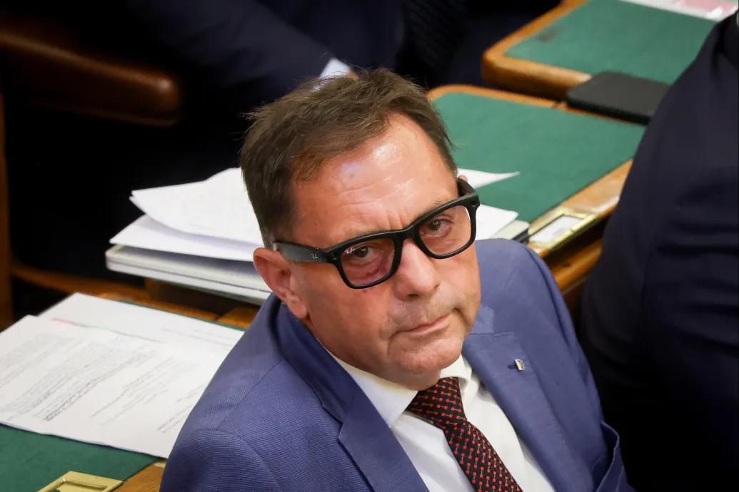 Pócs János beépített kamerás szemüveggel ült be a parlament ülésére