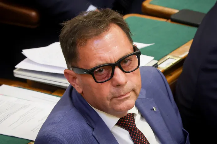 Pócs János beépített kamerás Ray-Ban Meta szemüveggel ült be a parlament ülésére