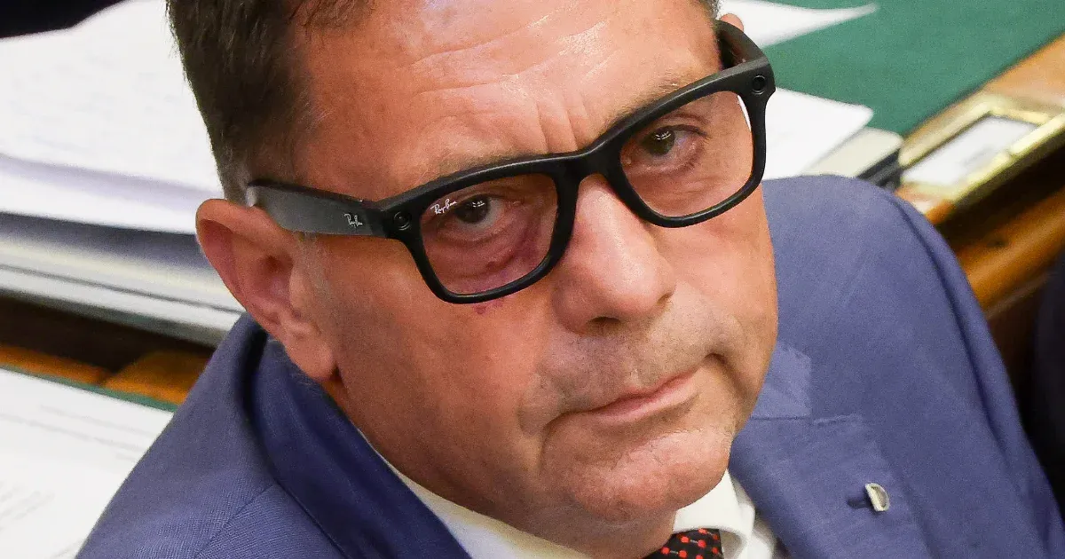 Pócs János beépített kamerás szemüveggel ült be a parlament ülésére