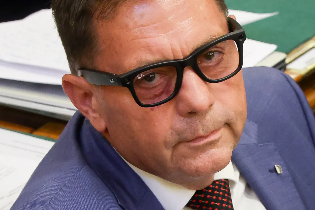 Pócs János beépített kamerás szemüveggel ült be a parlament ülésére