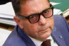 Pócs János beépített kamerás Ray-Ban Meta szemüveggel ült be a parlament ülésére