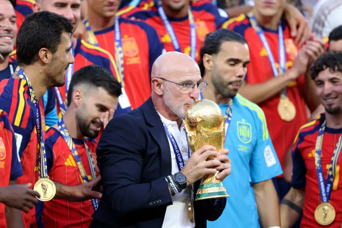 A spanyol szövetségi kapitány, Luis de la Fuente a világbajnoki trófeával a csapat győzelme után – Fotó: Justin Setterfield / Getty Images