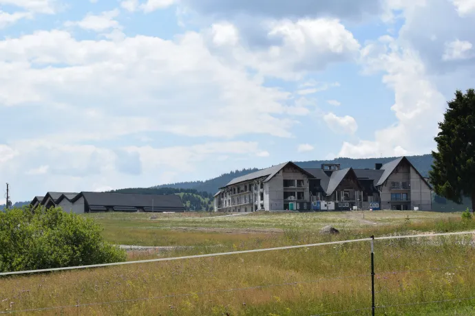 A remetei jégpálya és a hotel betonváza július közepén – Fotók: Tőkés Hunor / Transtelex