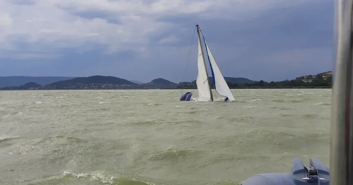 Nem zavarta az embereket a viharjelzés, sok dolguk akadt a vízirendőröknek a Balatonon