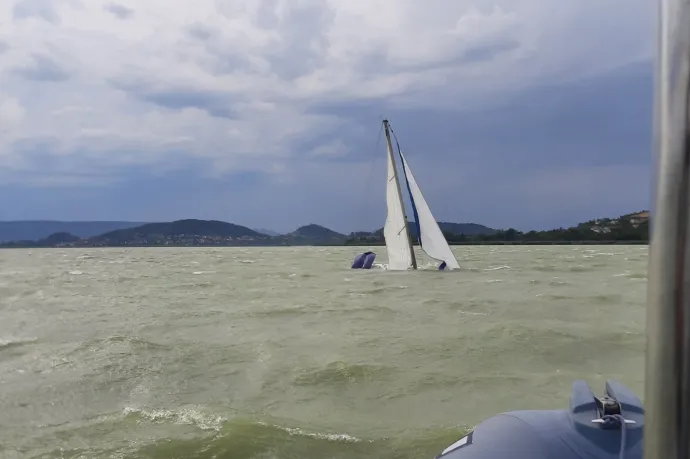 Nem zavarta az embereket a viharjelzés, 27 embert kellett kimenteni a Balatonból