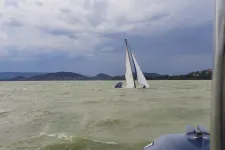 Nem zavarta az embereket a viharjelzés, 27 embert kellett kimenteni a Balatonból