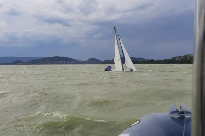 Nem zavarta az embereket a viharjelzés, 27 embert kellett kimenteni a Balatonból