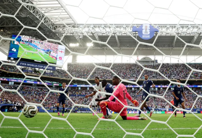 Bellingham belövi az angolok hatodik gólját a bronzmérkőzésen – Fotó: Jared C. Tilton / FIFA / Getty Images