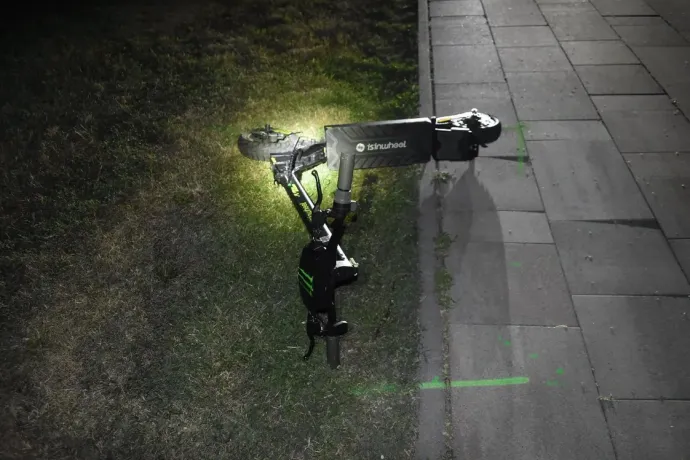 Elektromos rollerrel száguldó 12 éves ütött el egy nőt Balatonbogláron, a gyalogos súlyosan megsérült