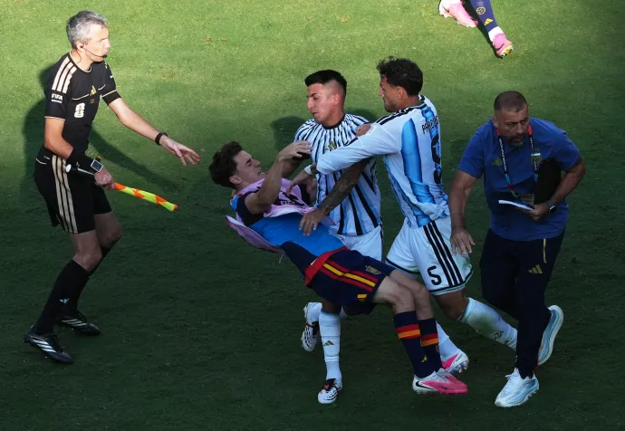 Leandro Paredes balhéja a lefújás után Fotó: James Lang / Reuters