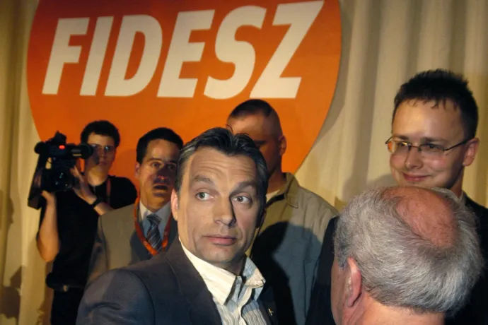 Orbán Viktor és Szijjártó Péter a 2006-os országgyűlési választás második fordulója után tartott sajtótájékoztatón – Fotó: Isza Ferenc / AFP