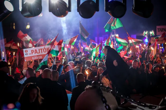 Orbán Viktor köszönti a támogatóit az egri kampányrendezvényén, 2026. március 17-én – Fotó: Huszti István / Telex