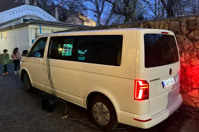 Lázár fotósának használatába adták a kampány alatt azt a kisbuszt, amivel a Lázárinfók közvetítését intézték