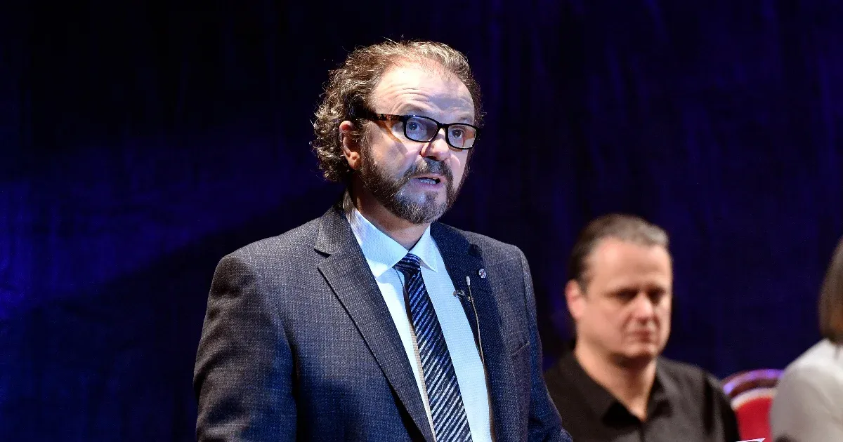 Bizalmi válság a Budapesti Operettszínházban: A vezetőség és a társulat közötti feszült viszony