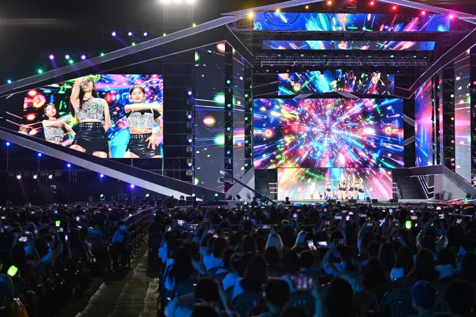 Rajongók a 2022-es K-Pop Dream koncerten Szöulban –Fotó: Jung Yeon-Je / AFP