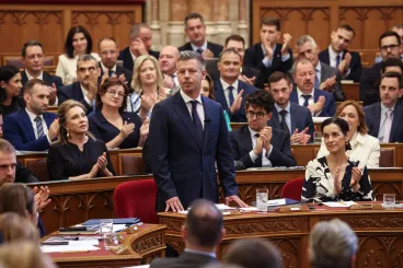Behallatszott egy mikrofonba, ahogy Magyar Péter azt mondja: Itt a teljes sajtó, szigorúan két mondat