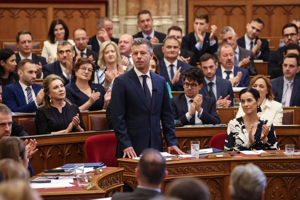 Bekapcsolva maradt Magyar Péter mikrofonja: Itt a teljes sajtó, szigorúan két mondat