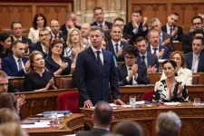 Behallatszott egy mikrofonba, ahogy Magyar Péter azt mondja: Itt a teljes sajtó, szigorúan két mondat