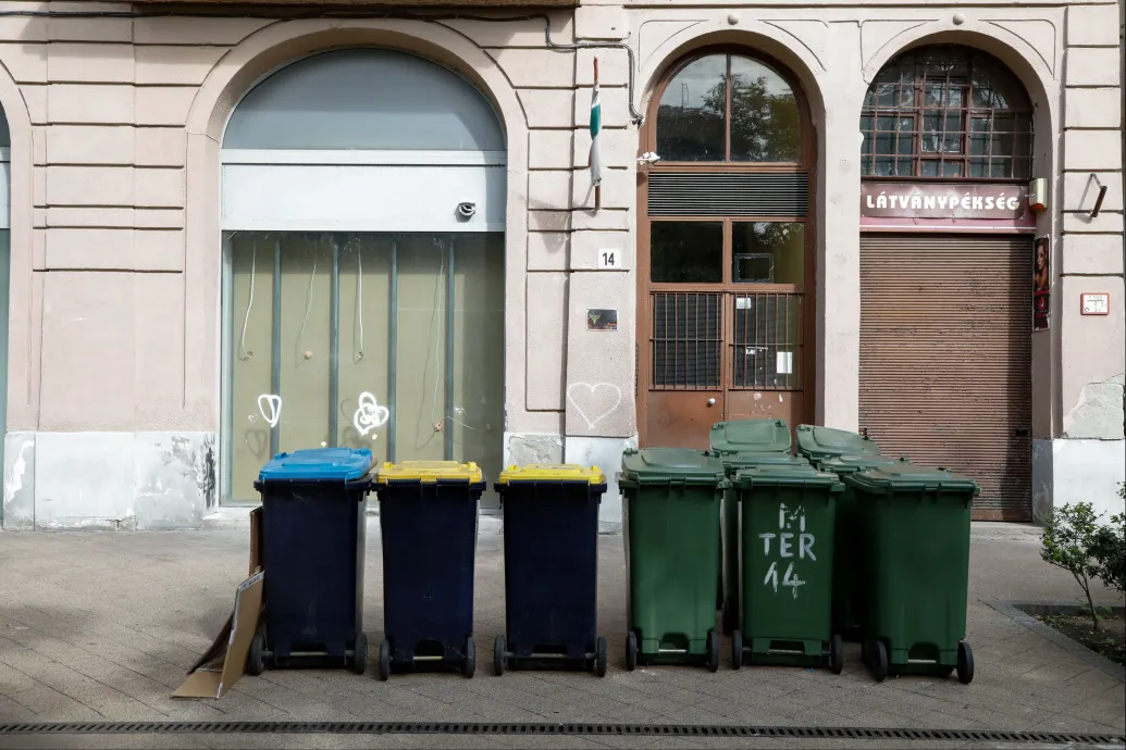 Hetekig rohadt a szemét a XXII. kerületi kukákban, mert túl sok kukás hiányzik a Mohu Budapesttől