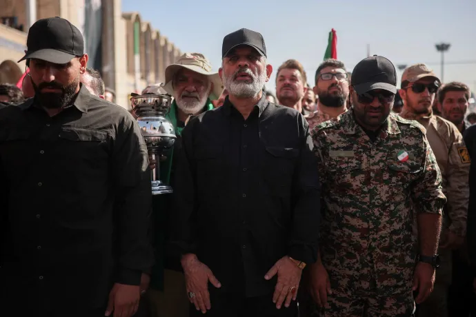 A Forradalmi Gárda parancsnoka, Ahmad Vahid a néhai ajatollah, Ali Hamenei búcsúztatásán Teheránban – Fotó: Alkis Konstantinidis / Reuters