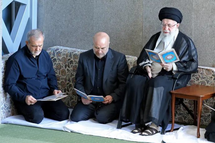 Maszúd Peszeskján iráni elnök, Mohamed Bager Galibaf házelnök és Ali Hamenei ajatollah egy teheráni imán 2024 októberében – Fotó: Iráni legfelsőbb vezető hivatala / Getty Images