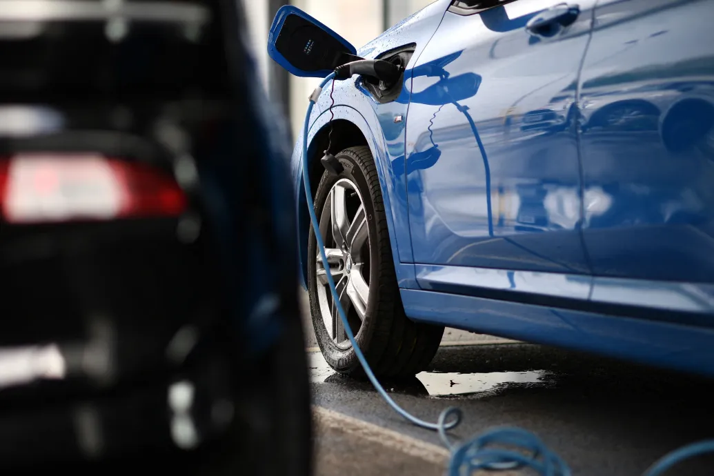 Ugyanannyiba kerülhetnek az elektromos és hagyományos autók pár éven belül