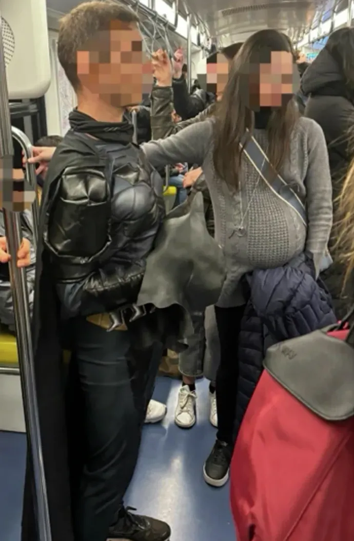 Batman és terhes nő a tanulmányhoz mellékelt illusztráción (a kísérletek során ennyire nem voltak közel egymáshoz) – Fotó: Francesco Pagnini et al. / npj Mental Health Research