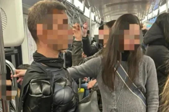 Szeretné, hogy a terhes felesége le tudjon ülni a metrón? Öltözzön Batmannek!