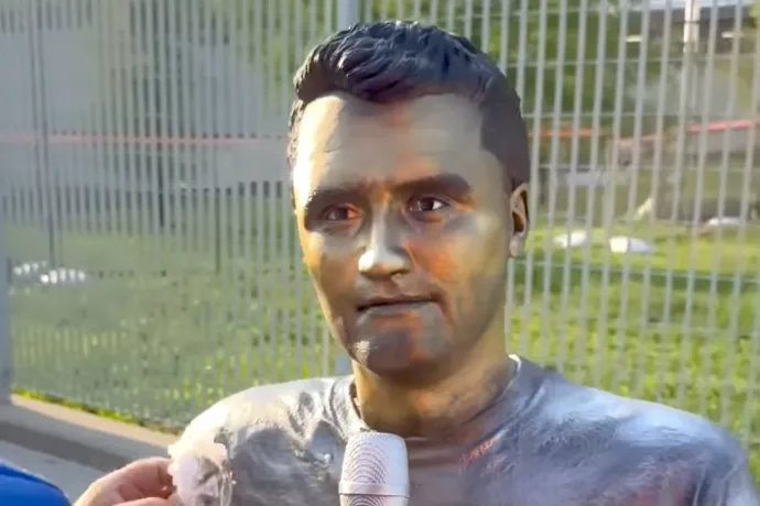 Egy szobrász 100 ezer dollárt költött egy életnagyságú Charlie Kirk-szoborra, de senki nem akarja megvenni tőle