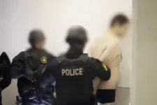 60 ezer forintot, plusz két üveg vodkát rabolt fegyverrel a benzinkútról, pár óra múlva már alsónadrágban rángatták ki a lakása elé