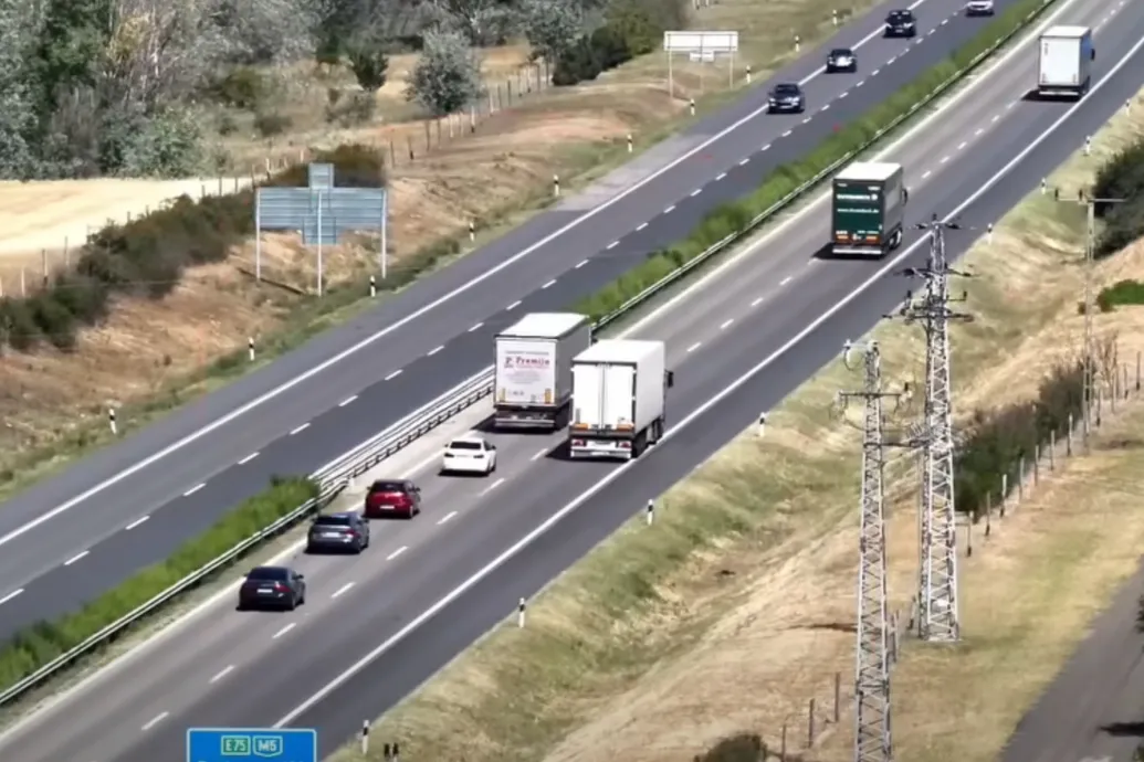 Drónnal észlelte a rendőrség a szabálytalanul előző kamionosokat, megbírságolták őket