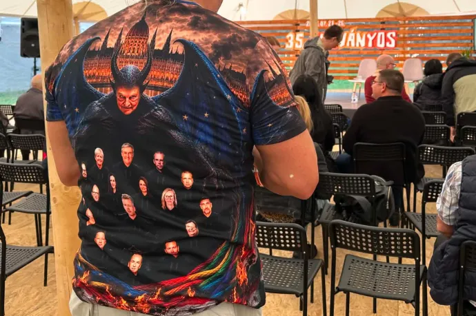 Soros György EU-zászlós szárnyú ördögként őrködik Magyar Péter kormánya fölött egy tusványosi pólón