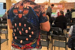 Soros György EU-zászlós szárnyú ördögként őrködik Magyar Péter kormánya fölött egy tusványosi pólón