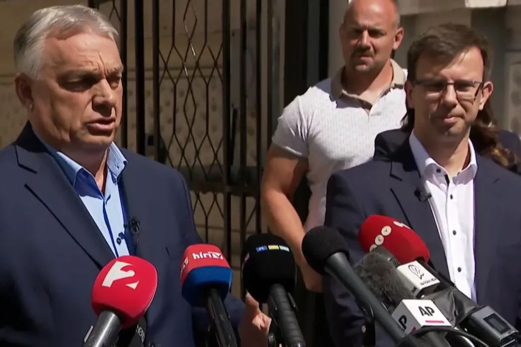 Orbán Viktor: Nincs internet, ezért a székház elől tartjuk a tájékoztatót