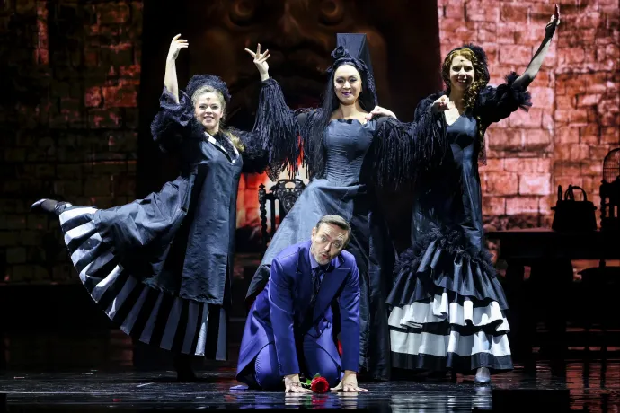 Kiderült, mekkora összegeket fizetett az Operettszínház Orbán János Dénesnek