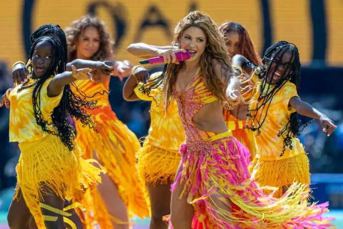 Romániai divattervező készítette Shakira táncosainak vb-döntős fellépőruháját
