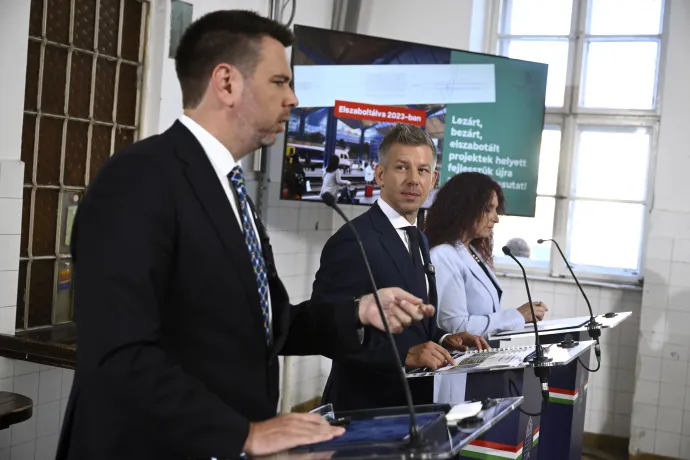 Magyar Péter miniszterelnök, Vitézy Dávid közlekedési és beruházási miniszter és Magyar Éva kormányszóvivő a Baross Gábor Vasútfejlesztési Tervet bemutató sajtótájékoztatón a Rákospalota-Újpest vasútállomáson 2026. július 22-én – Fotó: Kovács Márton / MTI