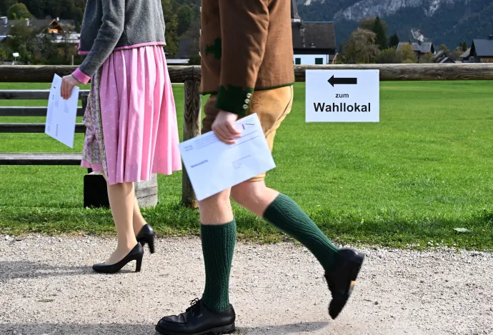 Népviseletbe öltözött szavazók a 2024-es ausztriai választásokon – Fotó: Barbara Gindl / AFP
